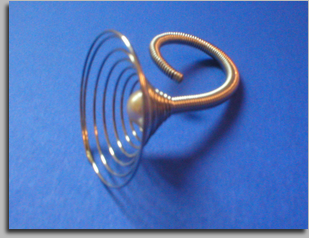 Ring 2003 (spiraal met parel), staaldraad, imitatieparel (formaat 3 cm x 3 cm)